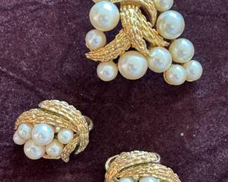 Trifari Gold Tone Faux Pearl Brooch & Earrings Set – Classic Mid-Century Costume Jewelry