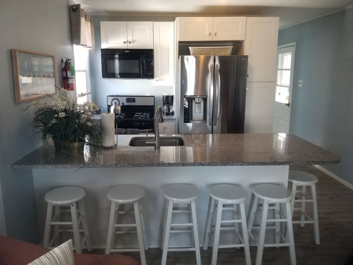 Upper unit: cute kitchen is clean and compact with all the essentials. 6 bar stools available