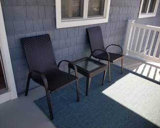 Set of 4 porch chairs; accent table