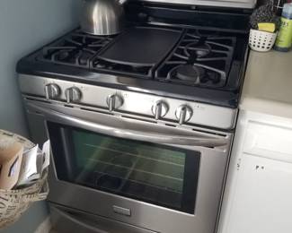 Lower unit: Frigidaire Gallery gas range