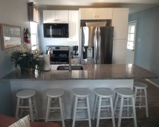 Upper unit: cute kitchen is clean and compact with all the essentials. 6 bar stools available