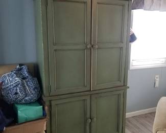 Lower unit: bar cabinet