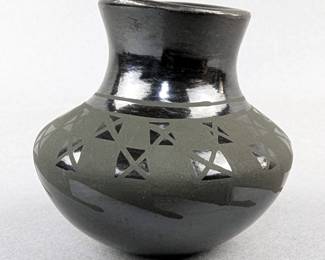 Mata Ortiz Pottery Vase, Artist Signed "Amelia Hdez", Mexico, 2" Tall