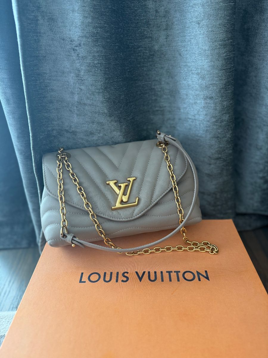 Authentic Louis Vuitton in excellent used condition, comes with dust bag and box.