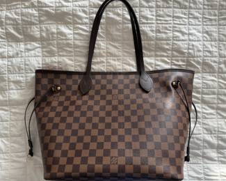 Authentic Louis Vuitton Neverfull bag in excellent condition.
