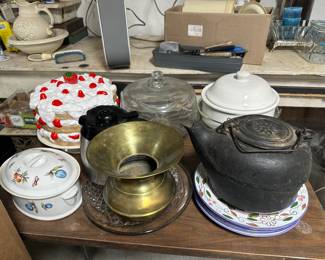 Miscellaneous kitchen items, cast iron pot