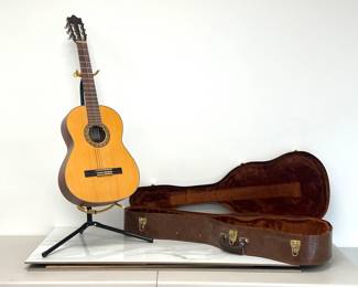 Lot 7341 Saga Blueridge BRC Parlor Style Nylon String Guitar Case Stand