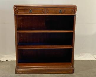 Lot 7465 Vintage Maddox Colonial Reproduction Bookcase
