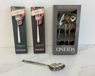 Lot 7529 Oneida Stainless Flatware