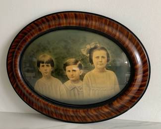 Lot 7323 Antique Family Photo Oval Frame