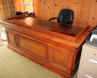 MONUMENTAL Executive Desk