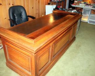 MONUMENTAL Executive Desk