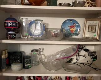 ASSORTED DECOR - ENGLISH CHALKWARE HEADS, VINTAGE DOLLS OF THE WORLD, HAND BLOWN GLASS SWAN BOWL, PEWTER BOWLS