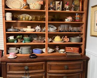 ASSORTED GLASSWARE - YELLOW DEPRESSION GLASS, AUTUMN LEAF, MCCOY POTTERY, HULL CHINA, GOEBEL GNOMES