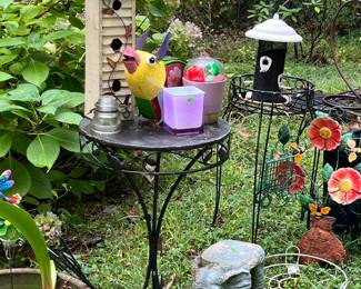 ASSORTED BIRDHOUSES AND GARDEN DECOR