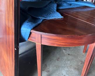 Antique dining table in beautiful conditin
