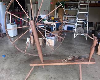 Antique spinning wheel 