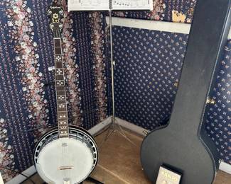 Banjo and Case, Music stand