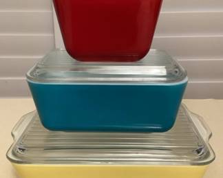 CMS106 Set Of Three Vintage Pyrex Fridgie Dishes With Lids