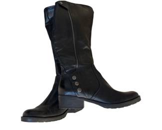 Ladies leather boots, size 9 medium