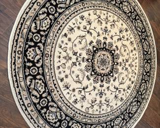 Round rug 5' x 5'