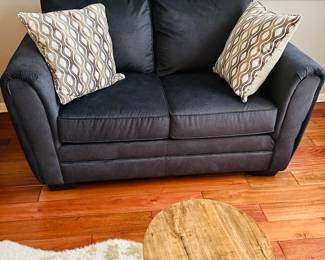 Love seat fabric excellent condition