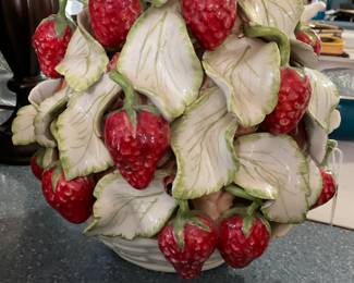 Porcelain with strawberries