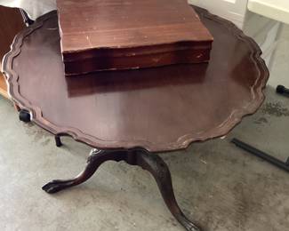 Pie Crust Table