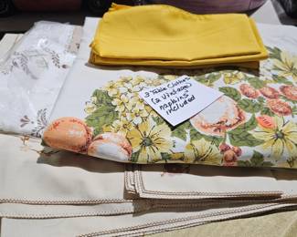 VINTAGE LINENS / TABLECLOTH