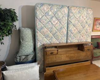 King size bed/mattresses/comforter
