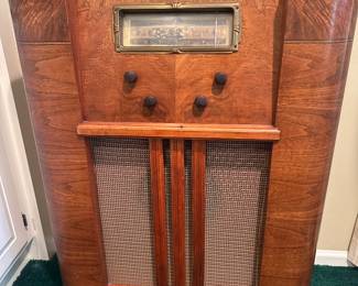 Antique 'Airline' Radio