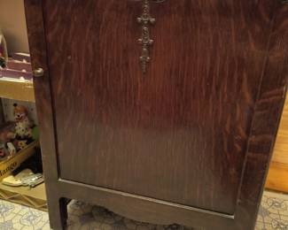 Antique sewing machine cabinet with sewing machine. Original manual included.