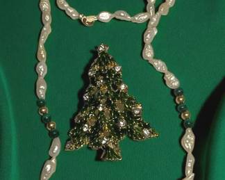 Pearl Necklace With Small Accent Beads In Gold Green
