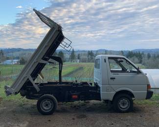 1990 Nissian Vannette 4x4 Dump Bed