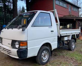 1990 Nissian Vannette 4x4 Dump Bed