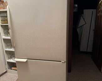 Refrigerater with freezer on bottom - running