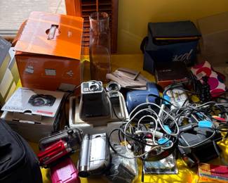 Lots of cameras and video recorders. Vintage Zoon