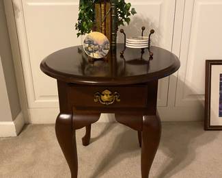 Cherry wood end table and Thomas Kinkade coaster set