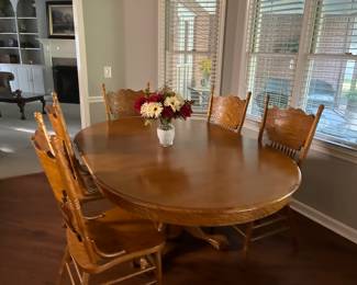 Solid Oak Dining Table and six chairs in excellent condition