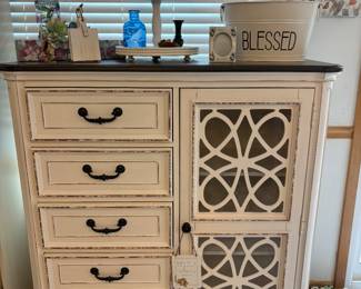 Bob’s Discount Furniture brand 3 piece bedroom set
