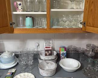 Cute matching Corelli set with some cups