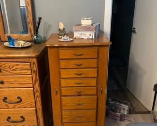 Jewelry chest