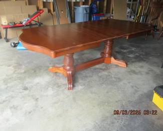 Nice family size table (shown with two inserted leaves)