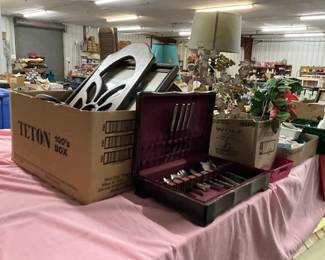 Flatware & Storage Chest
