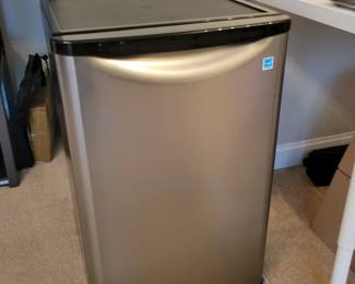 Dorm refrigerator