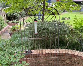 Metal yard trellis