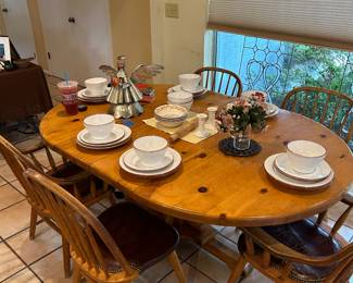 Handmade table from Santa Fe, New Mexico with five chairs
Set of pottery