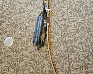 1900s bow in excellent condition Edwardian era. With various arrows