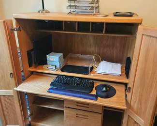 We open the doors and here you see your new office desk