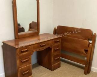 Cushman Colonial vanity with headboard & footboard
